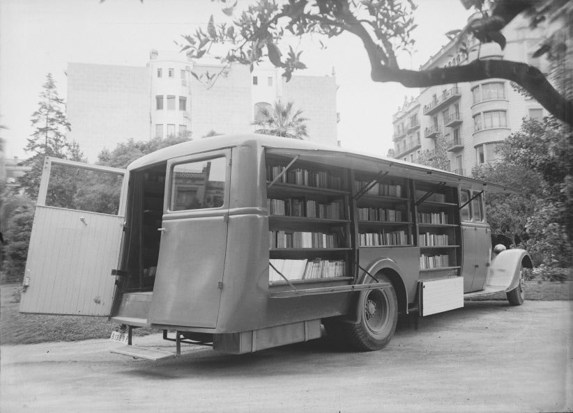 annarubior's tweet photo. #TalDiaComAvui de 1937, la Generalitat de Catalunya va crear el Servei de Biblioteques del Front (SBF)

#bibliobús #ServeiBibliotequesFront
 #BibliobúsDelFront
📸 Gabriel Casas (ANC)
 
👇🏼 (1/10) https://t.co/UYDtwRP96Q