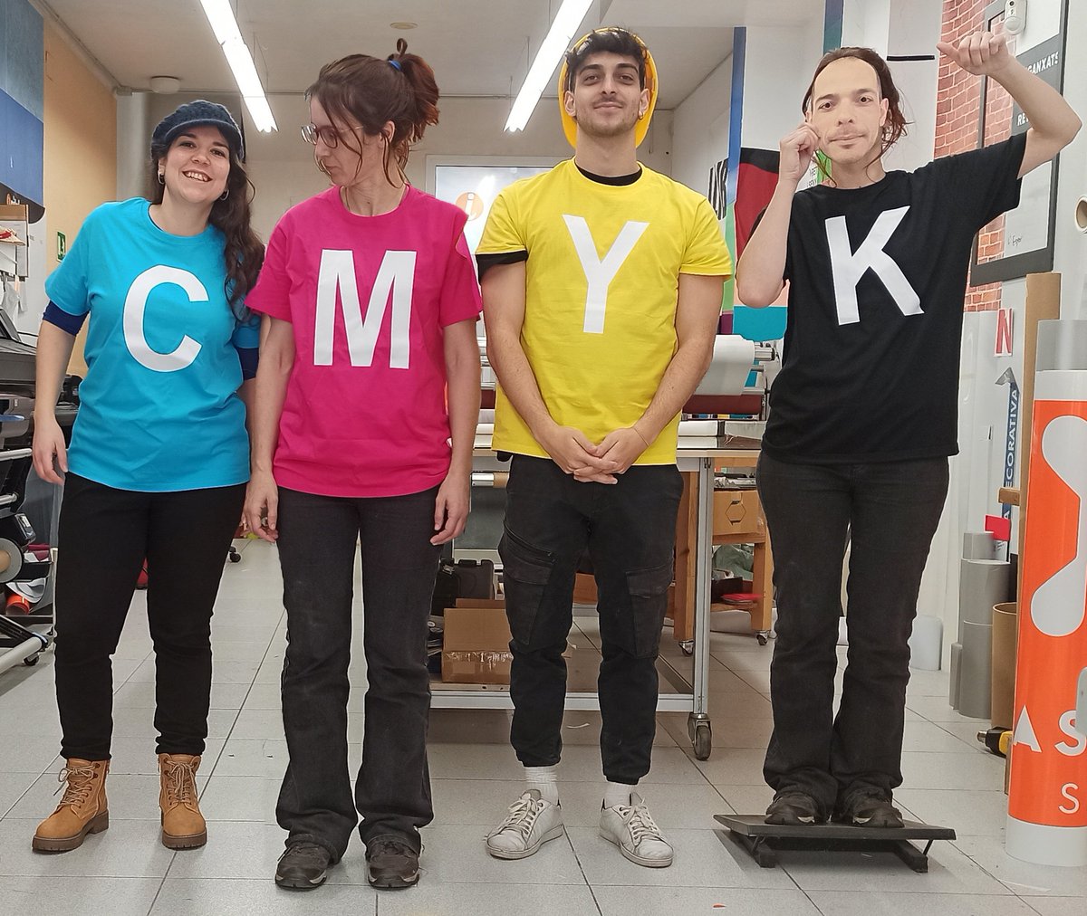 IRETOLS's tweet photo. Aquest any tocava una disfressa molt de l'ofici. És la base amb la qual treballem cada dia i que alimenta la nostra impressora: les tintes CMYK!
Desitgem que passeu un carnaval molt esbojarrat!🎉
#iretols #EnganxatsALaRetolació #carnestoltes #carnaval #retolació #lagarriga #cmyk https://t.co/DqyGo7nypR