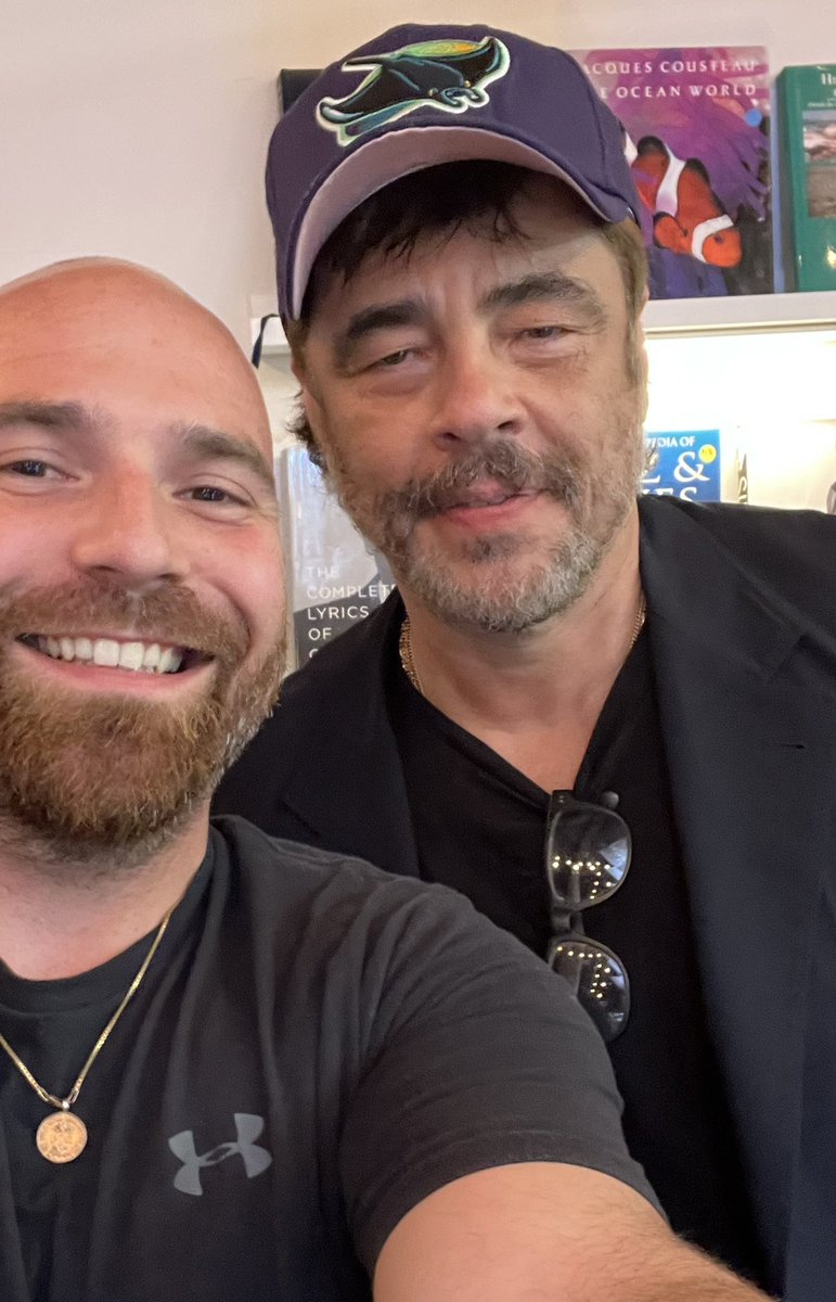 Estoy sentado en la tienda y de momento entra frikin Benicio del Toro.

Entró, preguntó por recomendaciones y compró.

Se llevó una edición rara del libro “Albizu Campos: El Revolucionario”, publicada en los 80’s por una editorial de NY que ya no existe llamada Plus Ultra.