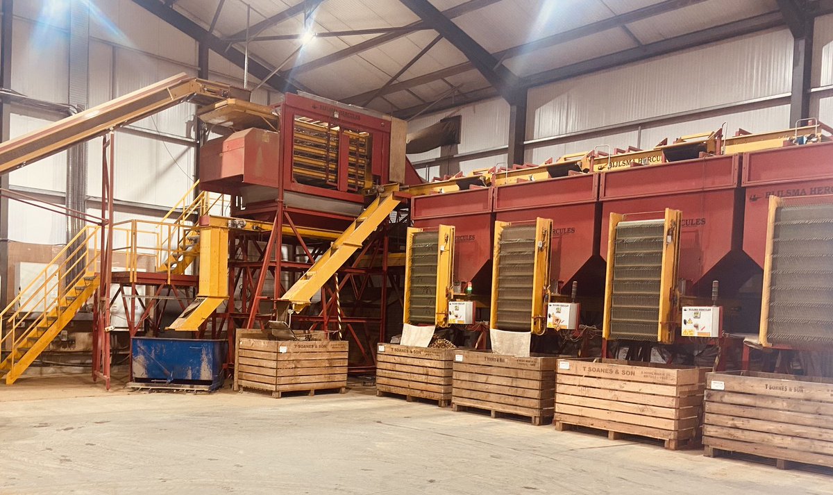 jwrooke's tweet photo. Nice stock of Yorkshire Wolds @HzpcUk Innovator going over the @BijlsmaHercules grader heading for Parks @FiveGuysUK 🥔 🍟 grower https://t.co/GxaIygY7iv