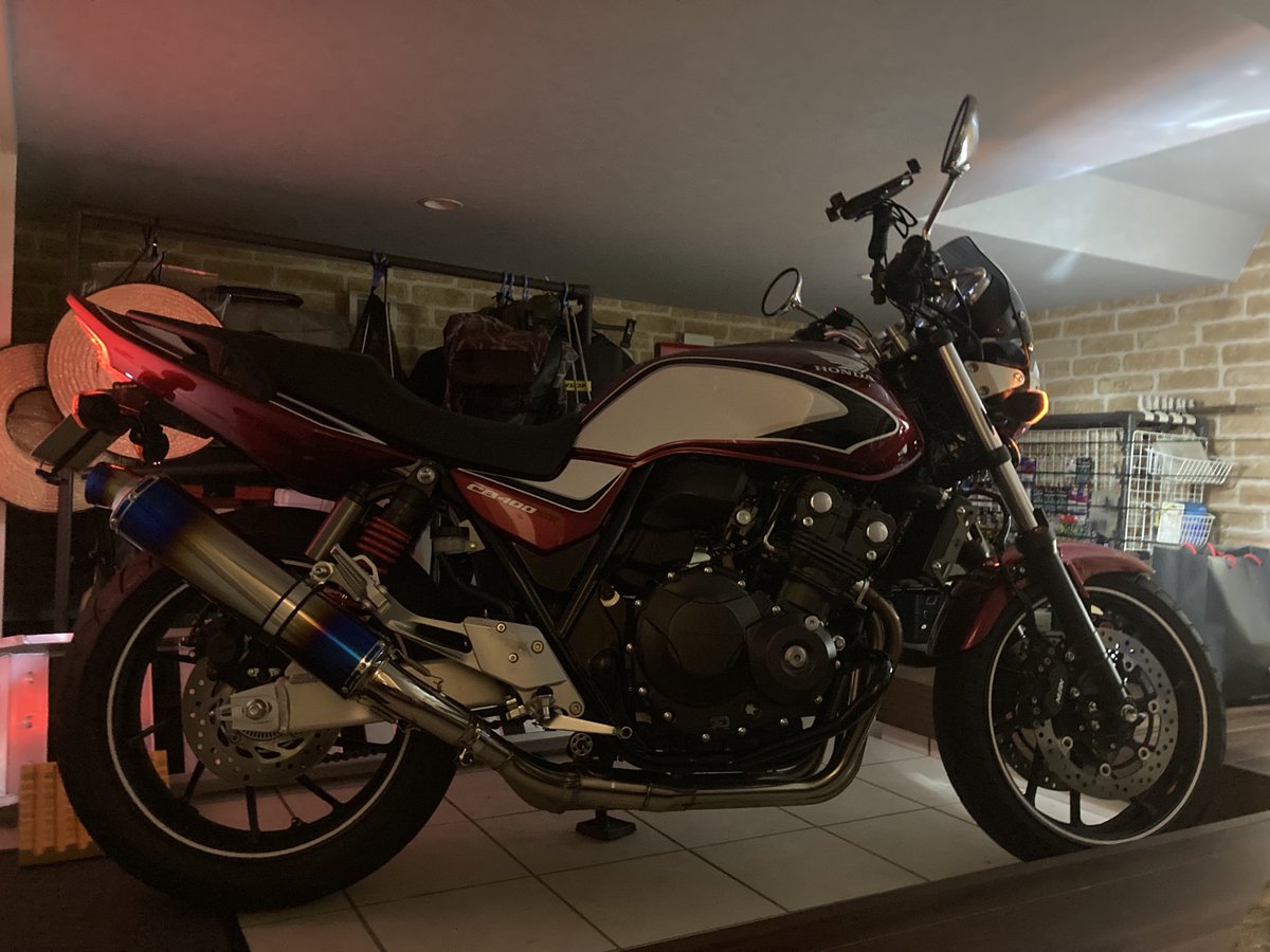 cb_sf_yoshi's tweet photo. 今週末は天気が…
雨雲の隙間狙って走る？
休みの日バイクに乗れないなんて💧
バイクにどハマりしてしまった…

#バイク乗りたい病 https://t.co/SP7Tn7Ojfs