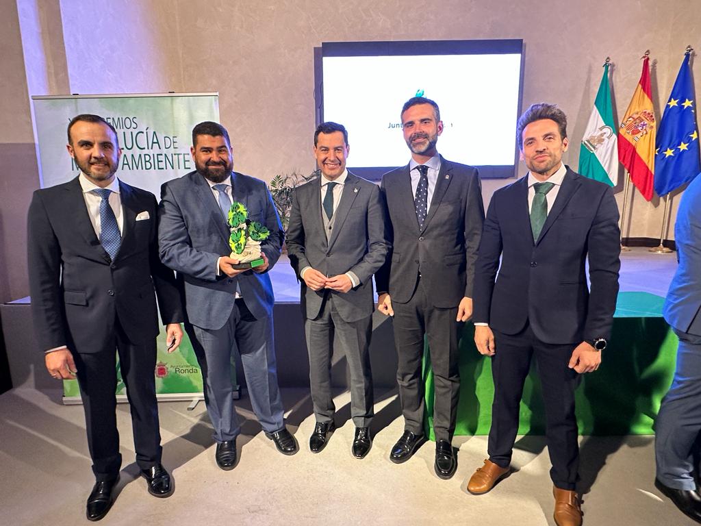ExxitaBCircular's tweet photo. ¡Enhorabuena a toda la compañía! Ayer recibimos de  manos del Presidente @JuanMa_Moreno  el Premio Andalucía de Medio Ambiente en su categoría de #EconomíaCircular♻️ Para nosotros es un honor recibir este reconocimiento y seguir sumando a la #RevoluciónVerde. ¡Gracias a todos! https://t.co/kvXOaOfRYT