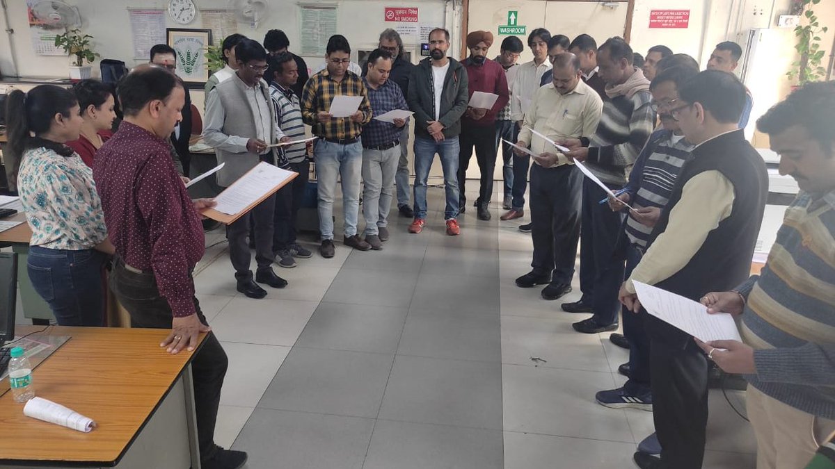 FCI_India's tweet photo. भारतीय खाद्य निगम में आयोजित हो रहे स्वच्छता पखवाड़ा के अंतर्गत आज मुख्यालय में कर्मचारियों और अधिकारियों द्वारा स्वच्छता शपथ ली गई साथ ही कार्यालय परिसर, घर और आस-पास के क्षेत्र को साफ़ सुथरा रखने का संकल्प लिया गया। #SwachhtaPakhwada2023 https://t.co/f8KMUbYKoq