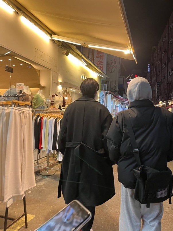 อย่าแย่ได้มั้ย555555555555 มีคนเจอหนิงไคไปเดินฮงแดกับเพื่อนที่ใส่ฮู้ด ละมีคนบอก ไม่ใช่ถอดฮู้ดออกมาเฉลยเป็นแทฮยอนนะ555555555555555555555555 แกก็ให้น้องไคมีเพื่อนบ้างเหอะ😭