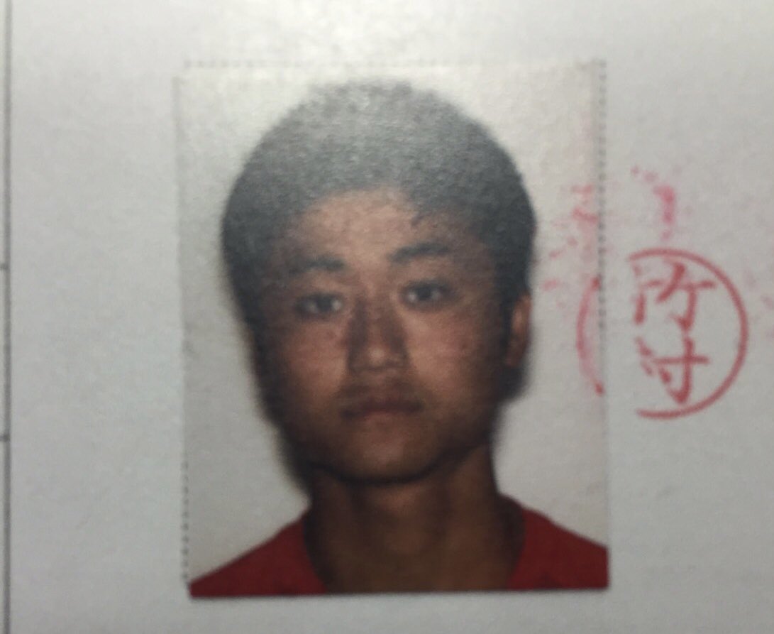 ArataHbs24's tweet image. 妹が「車校の仮免に受かった！！」って、
喜んで報告してきたので、ひさびさに8年前の仮免の写真を見たら、密売人すぎた。
#仮免
#いまも仮免
#宗像市観光大使