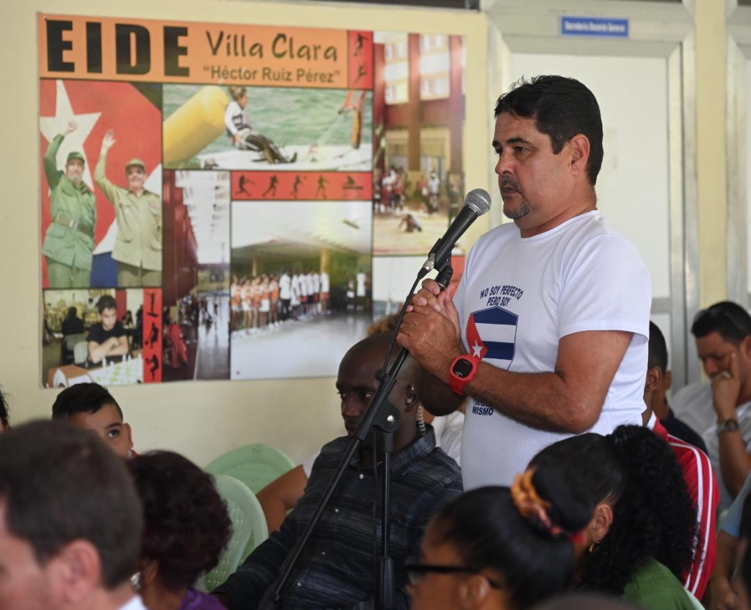 DiazCanelB's tweet photo. Ayer fue un día muy estimulante. Junto a mis compañeros de candidatura participamos en varios encuentros con el pueblo santaclareño, que es sabio y comprometido con #Cuba. Lo he dicho otras veces, no hay mejor tiempo que el que se dedica a conversar con la gente. Hoy seguimos. https://t.co/rq57RQ9miW