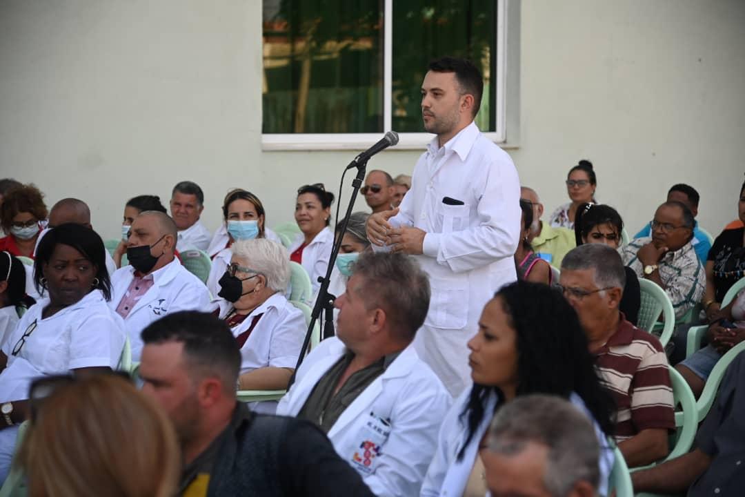 DiazCanelB's tweet photo. Ayer fue un día muy estimulante. Junto a mis compañeros de candidatura participamos en varios encuentros con el pueblo santaclareño, que es sabio y comprometido con #Cuba. Lo he dicho otras veces, no hay mejor tiempo que el que se dedica a conversar con la gente. Hoy seguimos. https://t.co/rq57RQ9miW