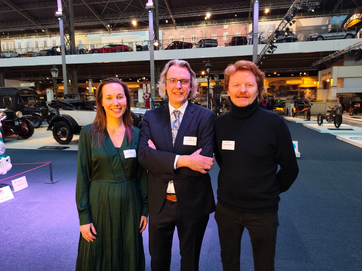 🤩 Love this picture. Nothing but admiration for these three researchers and of course their entire lab/crew. <a href="/RademakersRosa/">RosaRademakersLab</a>, <a href="/LuVaDeBo/">Ludo Van Den Bosch</a> and @VanderhaeghenP2. Three #Generet <a href="/kbs_frb/">Koning Boudewijnstichting</a> awards for research in rare diseases. 
-
Full story by @indiajanewise 
👉 blog.vib.be/research-into-…
