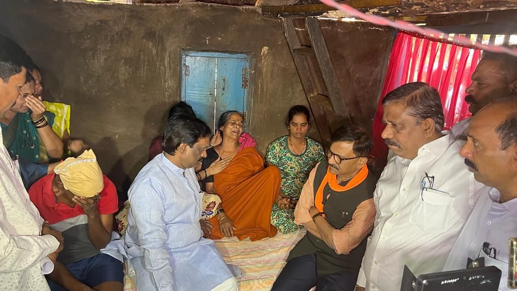 iambadasdanve's tweet photo. खासदार @rautsanjay61 साहेब, @rajanvichare @MLARajanSalvi यांच्यासह आज मी दिवंगत पत्रकार शशिकांत वारिसे यांच्या कुटुंबियांची भेट घेतली. त्यांच्या कुटुंबियांसोबत शिवसेना उभी ठाकली आहे. (१/२) https://t.co/nJkNrPV0Q8