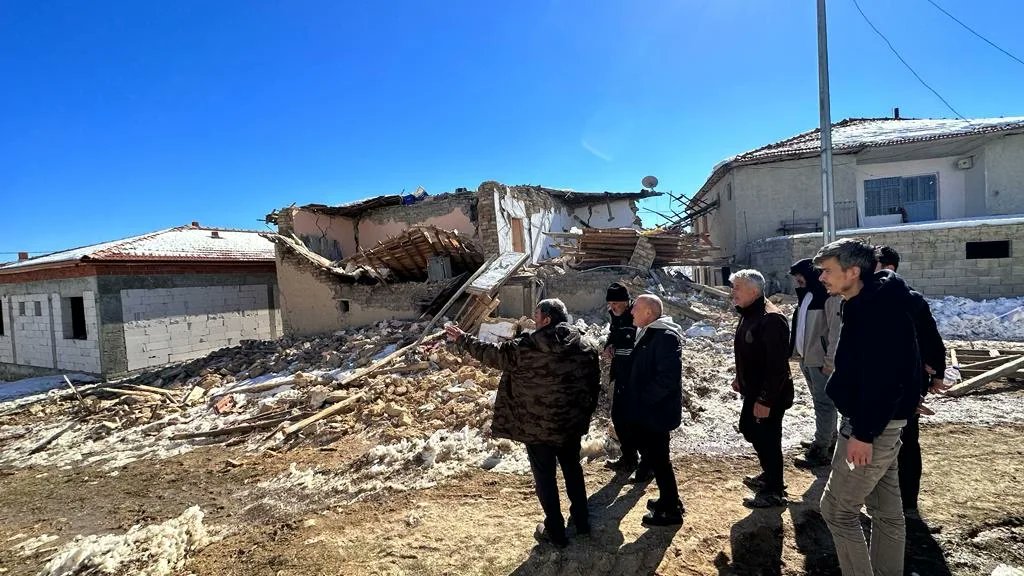 MehmetFendogluu's tweet photo. 📍#Keklikpınarı, #Akçadağ
MYK Üyemiz Ömer Ekici ile birlikte #Enzel mezrasında depremde köydeki evleri yıkılan hemşehrilerimizin yanındayız.
Bu Afeti birlikte aşacağız. https://t.co/4Bz8lIlI3l