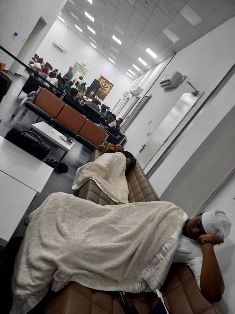 Peter Obi taking a quick nap at the airport before boarding his flight for a meeting scheduled for 4am and 6am. What a simple man. Nigerians please let’s give this man a chance next week 🙏