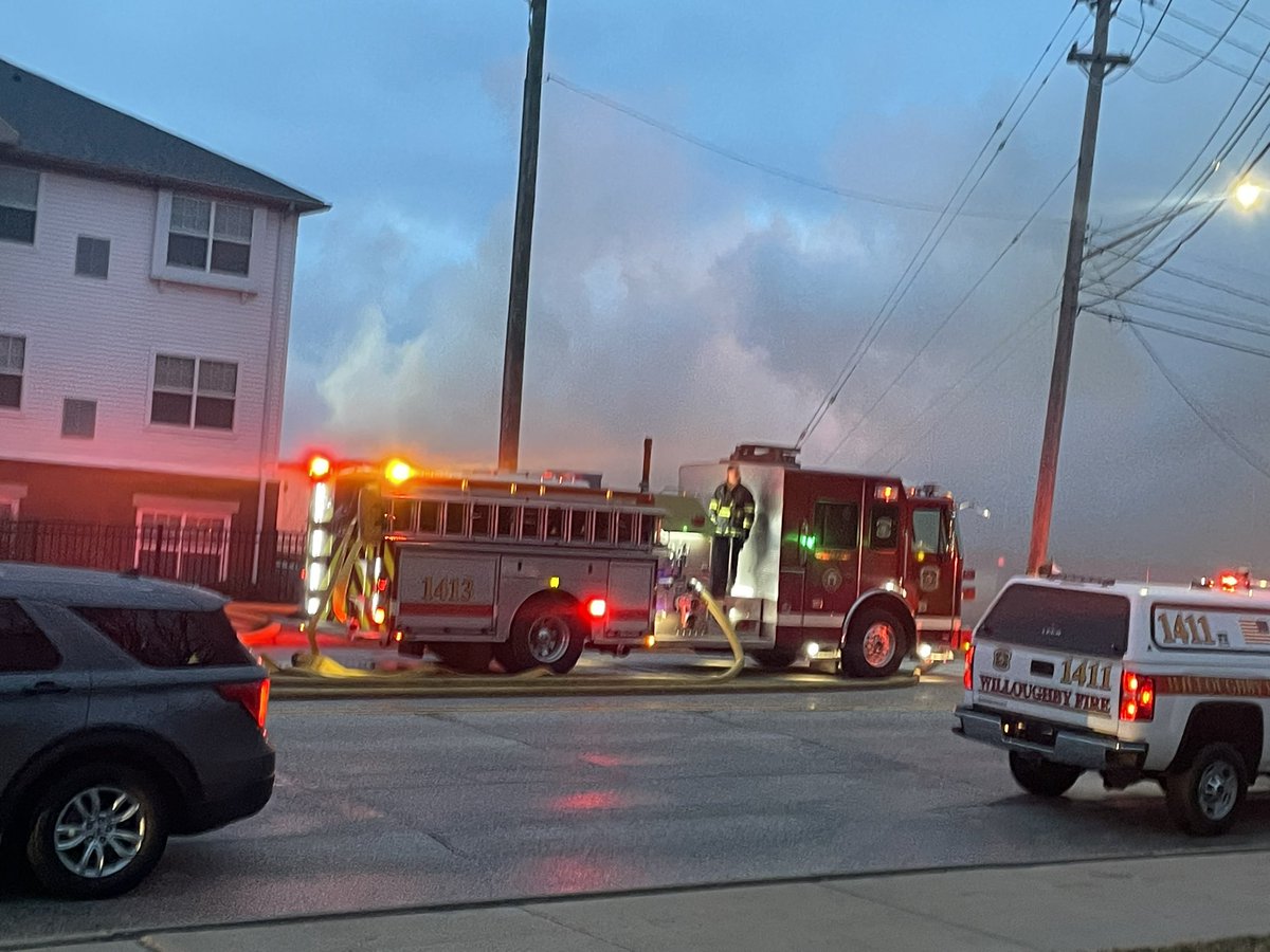 MikeHoldenNews's tweet photo. Here’s a look at the smoke blowing sideways from apartment fire on mentor Ave. @WEWS https://t.co/genZpJYuTV