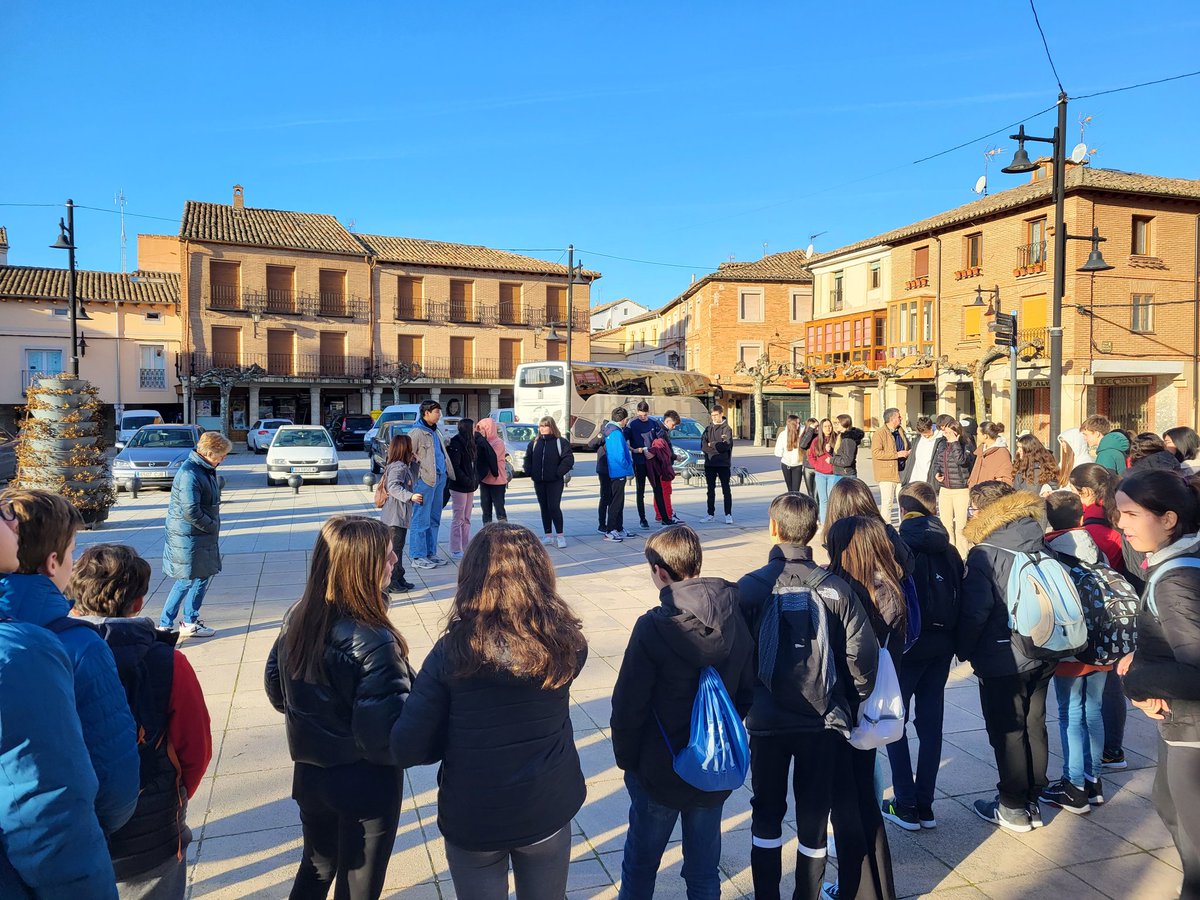 Hoy nos han visitado los alumnos y alumnas del IES López de Mendoza. 

Han visto todos los espacios y han disfrutado un montón. ¡Os esperamos pronto! 😄