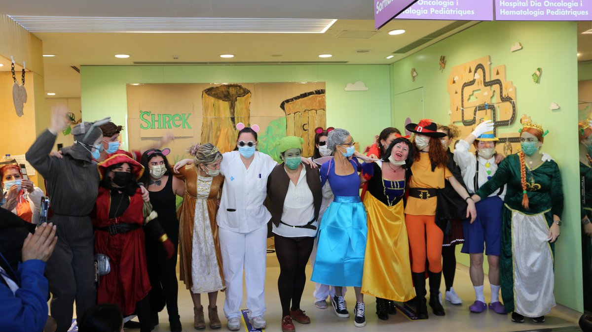 vallhebron's tweet photo. Un any més, els professionals de l'Hospital de Dia d'Oncologia i Hematologia Pediàtriques ens sorprenen amb un espectacle inspirat en #Shrek ✨ Mesos de treball per preparar les disfresses i la coreografia 👏🏼 #FemVHambTu #Carnestoltes https://t.co/8e30t0OFQe
