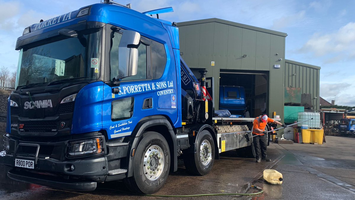 porrettahaulage's tweet photo. It's a Friday! #fassifriday and like all good workman it's time to clean your tool before the weekend. 
R800 is a #scanni P450 with a #fassi F400E.2.26 40tm. With a payload of 13t and with a drag 20.5t it's perfect for all your requirements. @ALLMIorg 
Contact @porrettahaulage https://t.co/DCxRQKfOGT