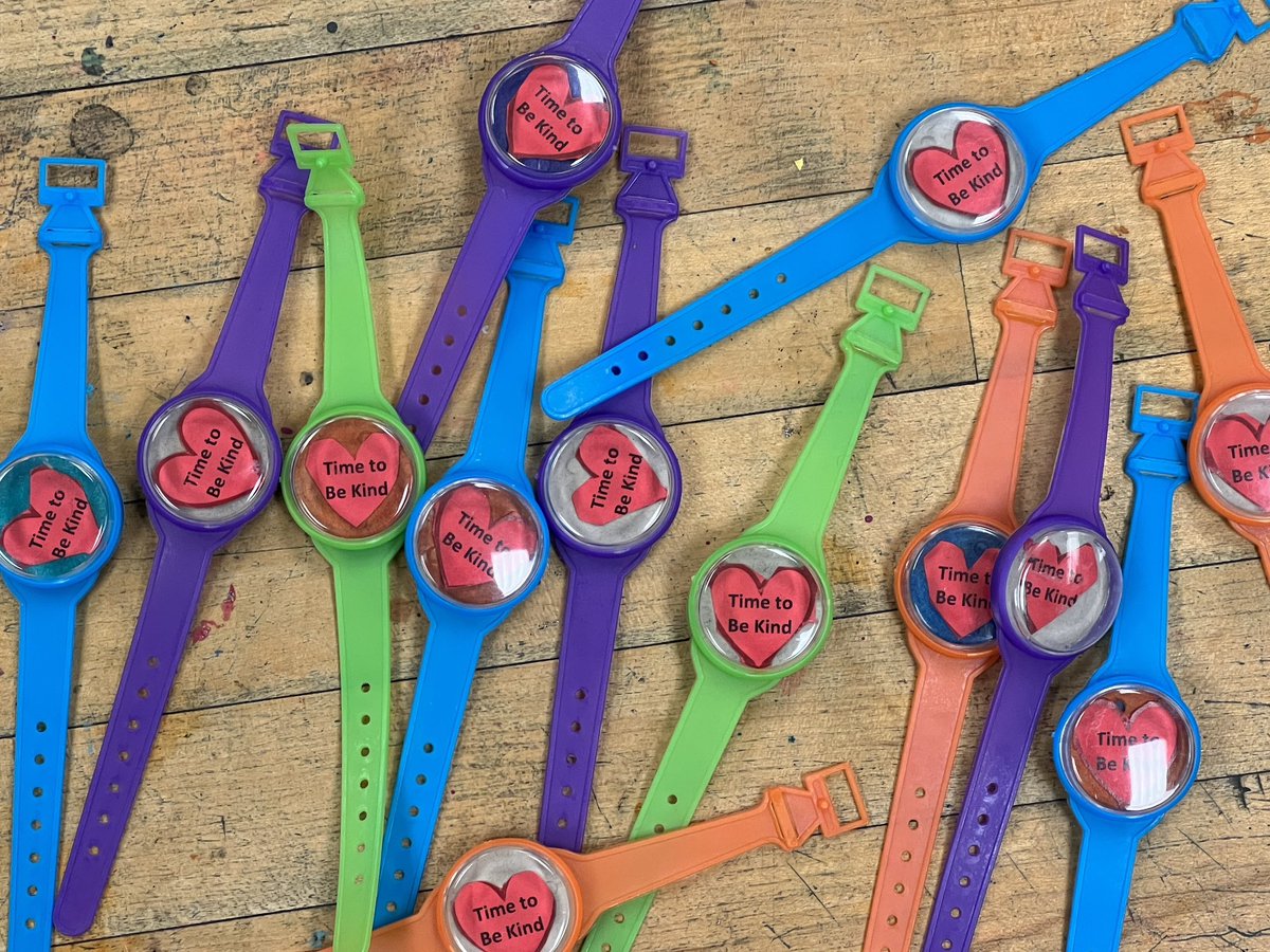 kingspaced's tweet photo. It’s #RandomActOfKindnessDay & our @STLPKentucky team completed a #SideProject. We disassembled toy watches, removed the puzzle & replaced it with a #TimeToBeKind heart. They each kept one & will give one to a kind classmate today. ⏱️❤️ #RAK #CESLeadTheCharge https://t.co/uGeWuVMMwJ