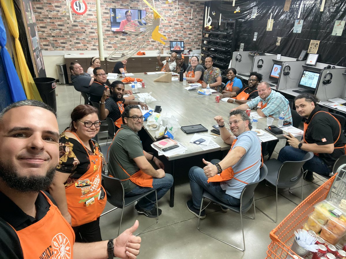 #LeadersEdge with the dream team yesterday! #Store6343 #WeAreTHD 🧡