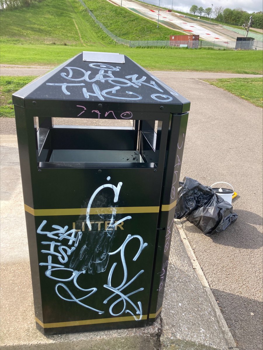 NEPS_Payback's tweet photo. The Team have been removing graffiti from the waste bins in the Silksworth Ski Slope Complex. This was a great opportunity to get good feedback from members of the public and help the local community!

#ProbationNorthEast #CommunityPayback #CP50 https://t.co/LTHKDLQlUf