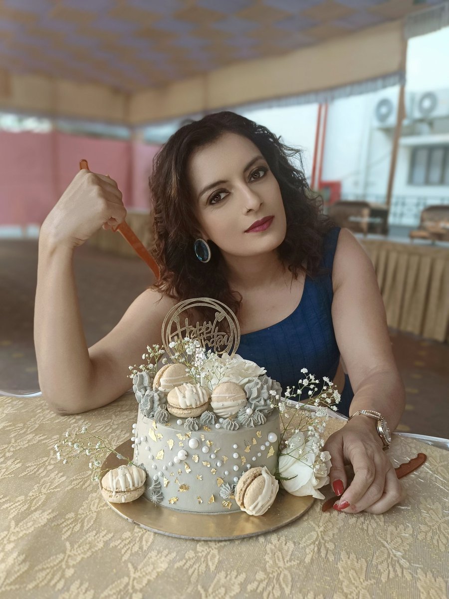 Mein apna favourite hu 
Happy birthday to Me