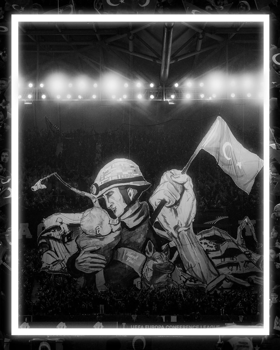 FCBasel1893's tweet photo. 📸🔙 #TSFCB 🖤🤍
🔜 Alli ins Joggeli 👀
#FCBasel1893 #MirSinBasel #UECL #rotblaulive https://t.co/FlLfBpmHTW