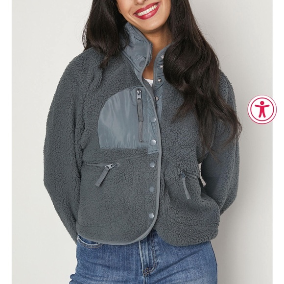kentuckygirl808's tweet photo. So good I had to share! Check out all the items I'm loving on @Poshmarkapp #poshmark #fashion #style #shopmycloset #vintage #catjack #socialthreads: https://t.co/O13fb7Rese https://t.co/CeBMK97vPn