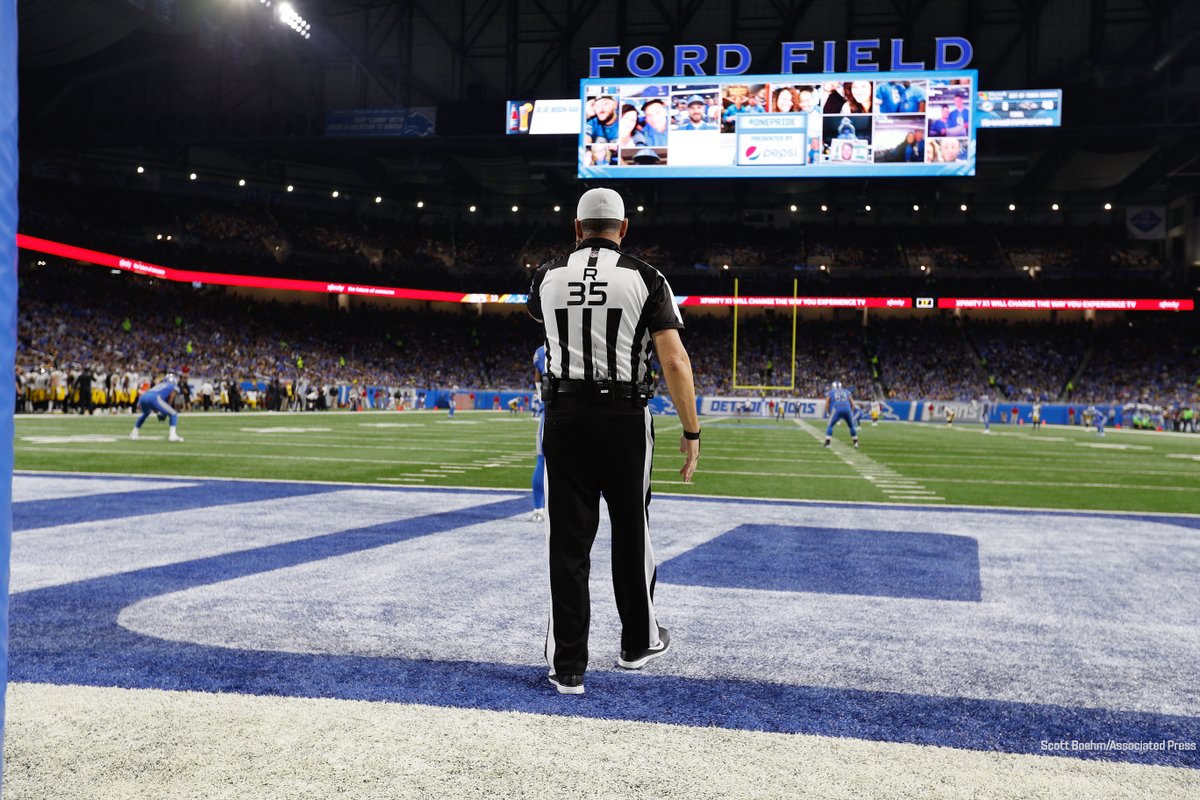 NFLFootballOps's tweet photo. What are some benefits of becoming a football official? 

🚸Being a role model for youth in your community 
💸 Earning extra income 
🏈 Staying involved in the sport 
🏋️Keeping in great shape 

Learn what it takes to become an official: https://t.co/c9Ch30cO4W https://t.co/8zdUzhTxlW