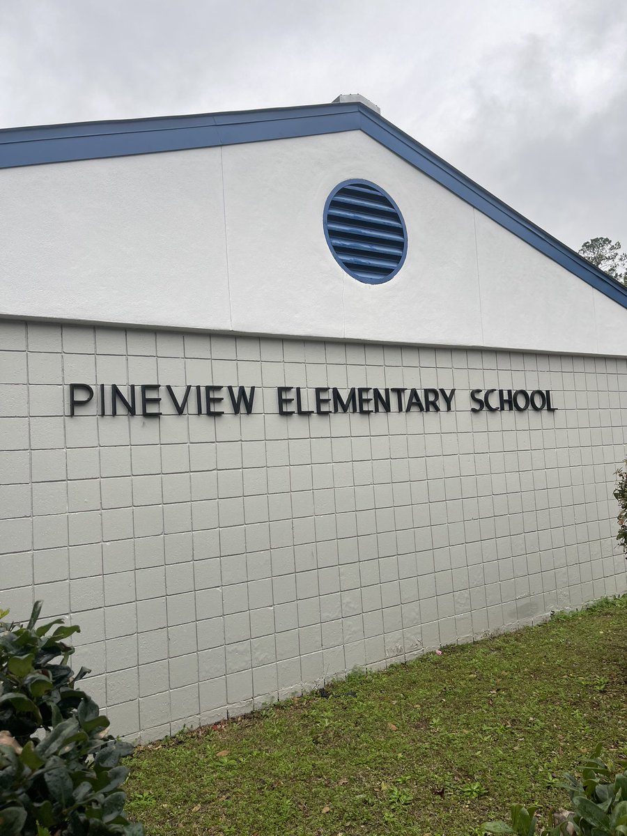 OrlandoHeggsII's tweet photo. Star @FAMU_FB Linebacker @IsaiahMajor2 had the opportunity to eat lunch with students from Pineview Elementary today! Thank you Pineview for the hospitality. We will be back Tuesday with more @FAMU_FB Athletes!! #PineviewElementary #BuildYourBrand https://t.co/j1cks8Qzvi
