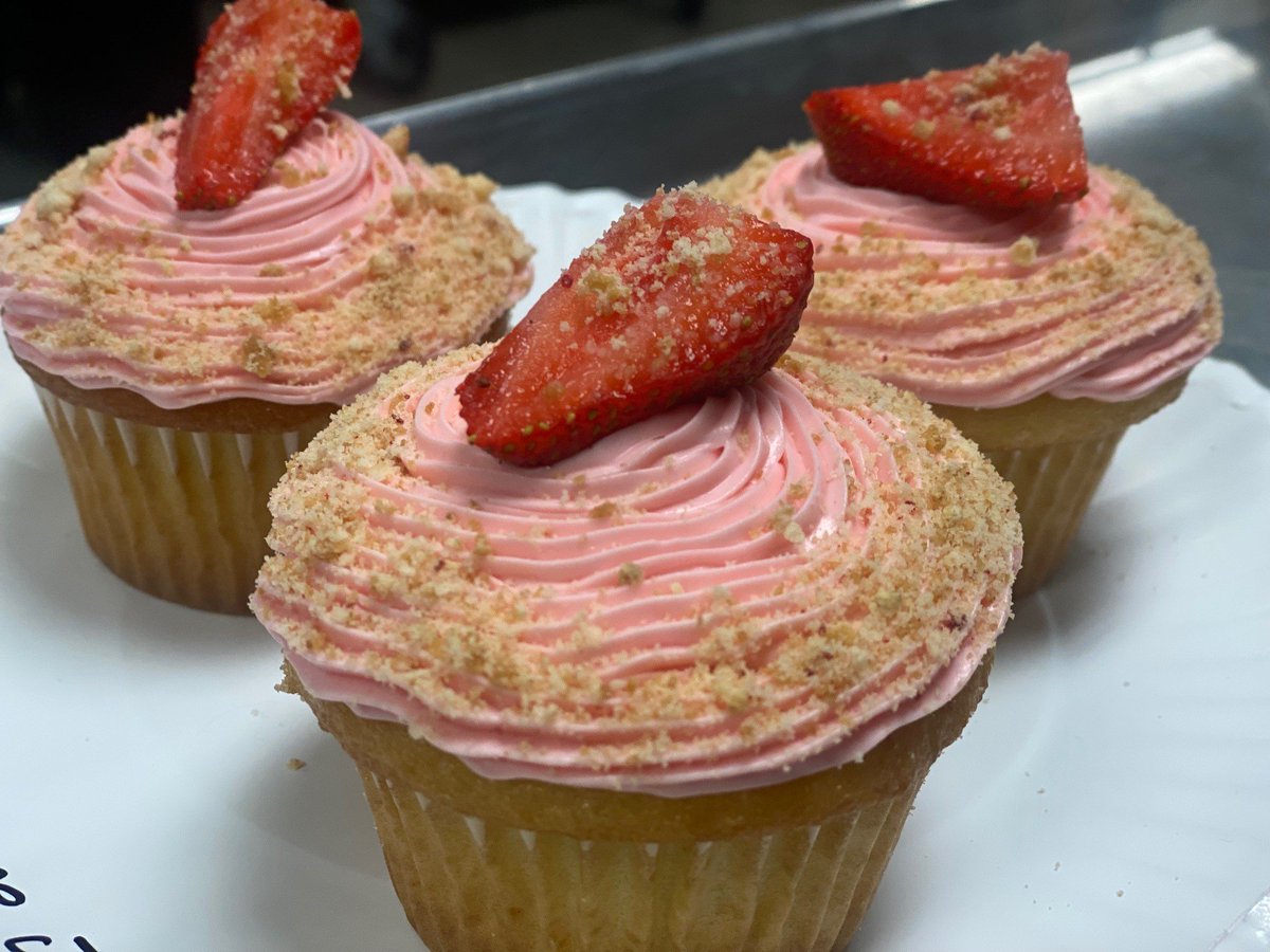 bmssteam's tweet photo. WARNING: This post will make you hungry!
A lot of baking has been going on this week with Cupcake Wars and cake decorating! These cakes are beautiful and delicious! #bmsbulldogsrock #creativebaking #ainsteam #futurepastrychefs https://t.co/MyZIAFPuVZ