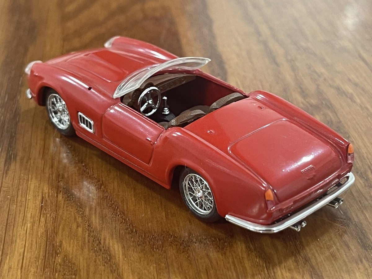 DalmauParera's tweet photo. #43vecesmáspequeños Mi colección. 1151. Ferrari 250 GT California. Luigi Chinetti, importador de Ferrari en USA, convenció al Comendatore para que produjera un centenar de 250 biplaza para el mercado yanqui. Hoy valen millones. La miniatura es una reliquia de Vitesse de los 80. https://t.co/QwItM2LptJ