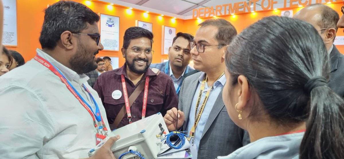 74_alok's tweet photo. Amazing experience to be among so many talented youths showing their entrepreneurship and technological skills with new startups ideas. Congratulations all incubation managers and faculty members nurturing these young kids @UPStartuppolicy @GoI_MeitY @RiteshCNC @AKTU_Lucknow https://t.co/QzYfyyTBWD