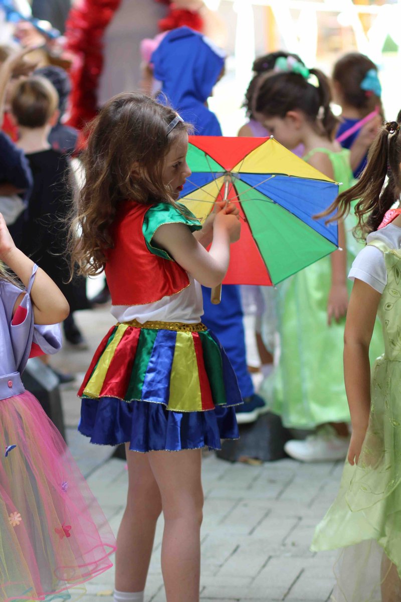 StPaulsSchoolSP's tweet photo. The pre-Prep Carnival celebration has taken over the playground, with lots of princesses, heroes and other costumes.
#stpaulsschoolsp #bepaulean https://t.co/UO5b4b6RhL