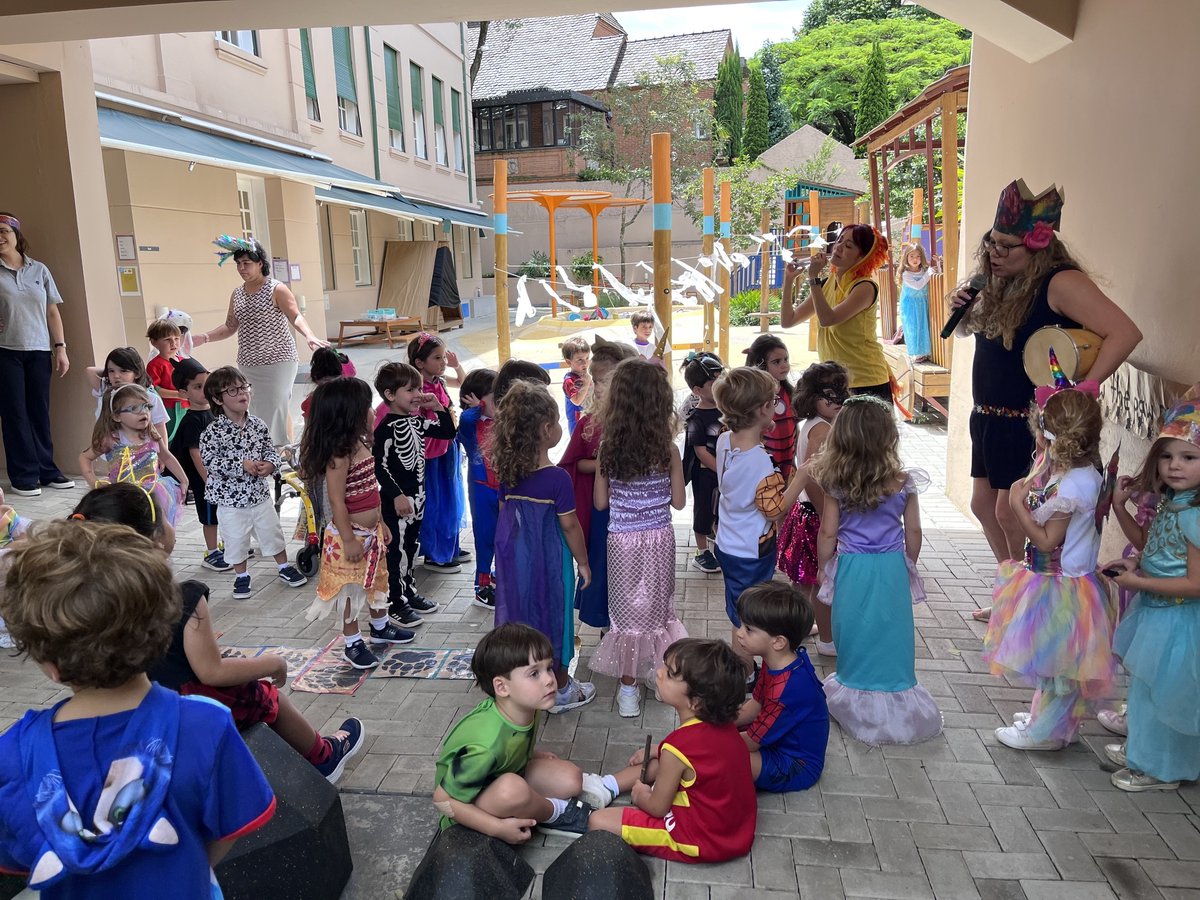 StPaulsSchoolSP's tweet photo. The pre-Prep Carnival celebration has taken over the playground, with lots of princesses, heroes and other costumes.
#stpaulsschoolsp #bepaulean https://t.co/UO5b4b6RhL