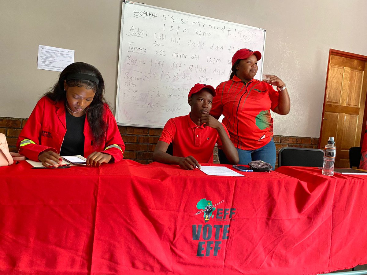 EFFYouthCommand's tweet photo. ♦️In Pictures♦️

EFFSC Deputy Secretary General, @Khanya_bungane and CSCT Postgraduate officer Andile Mthimunye, leading a mass recruitment drive and Sizofunda Ngenkani Campaign at GS TVET College,Mpondozankomo in Mpumalanga Province

#SizofundaNgenkani2023
#JoinEFFSC
#EFFTurns10 https://t.co/mObx4CgM7t