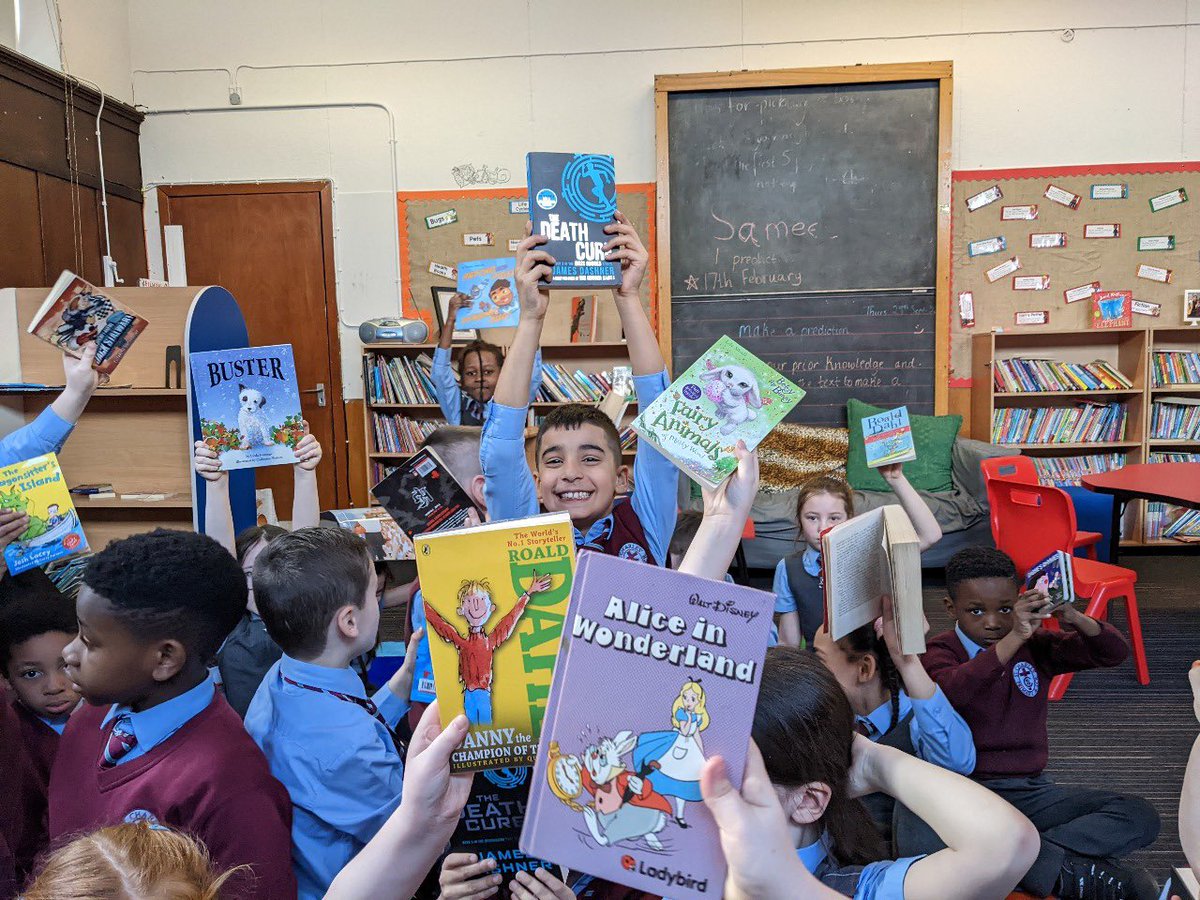 StCharlesGla's tweet image. Primary 3 spent some time in the #SchoolLibrary finding books they would like to add to their #ClassLibrary.  Their library is looking great and from discussions they had in the library they have now changed their Role Play area into a Space Cafe. #PupilLedPlay #WeLoveBooks