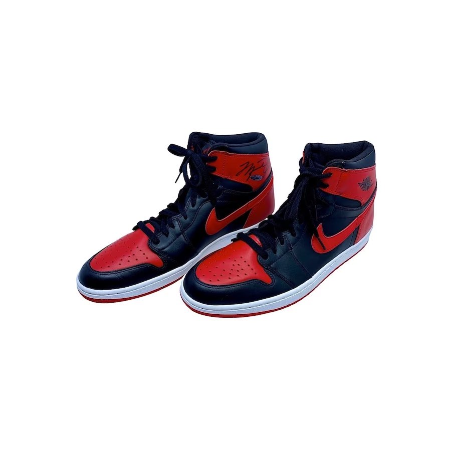 SportsMem's tweet photo. It’s gotta be the shoes 😎

Happy Birthday shoutout to Michael Jordan🎂, do you own any memorabilia form the 🐐? https://t.co/hTvsD26rKS