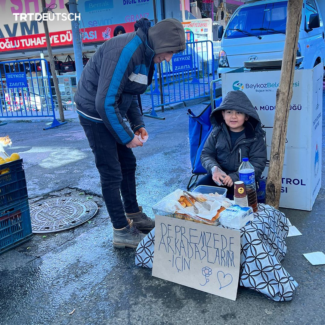 Der Zweitklässler Karan Yıldız verkauft selbstgebackene Pogatschen auf dem Markt. Den Erlös spendet er den Kindern, die Opfer des Erdbebens wurden. Am ersten Verkaufstag nahm er rund 25 Euro (535 Türkische Lira) ein.