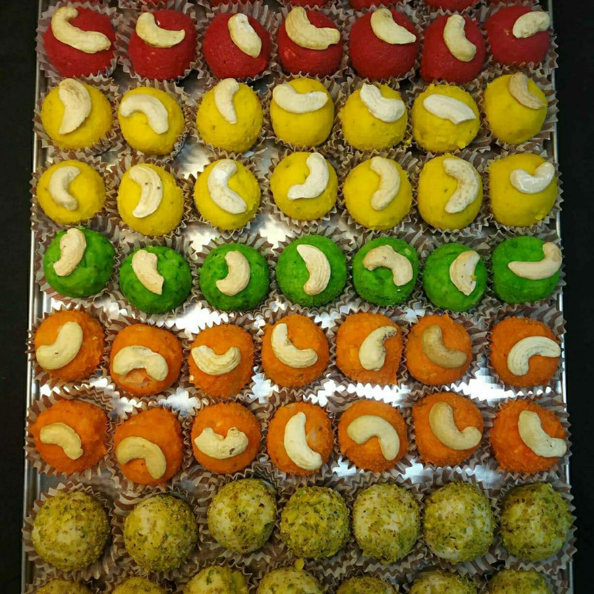 satyaxclusives's tweet photo. Rangele mahare laddu re. No khoya . Bursting with flavours of thandai. Soft with crunckaju badam. Surprise in every bite to make your Holi celebration special. Order now @ https://t.co/ARCJjaxEu8
#holi #holisweets  #laddu #laddoo #thandailadoo #thandai #satyaxclusives #mithai https://t.co/QvpJ27Vsrv
