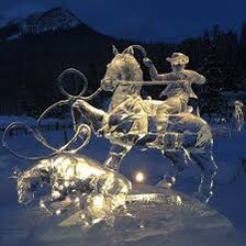 یہاں ہر سال سردیوں میں دو ھفتے کے لئے ہر جگہ سے لوگ آتے ہیں جو برف سے مجسمے بناتے ہیں شدید سردی کیوجہ سے یہ مجسمے موسم بدلنے تک قائم رہتے ہیں رات کو لائٹس میں مزید خوبصورت نظر آتے ہیں  ❤️
ICE SCULPTURES AT NIGHT AT WINTERLUDE🇨🇦
