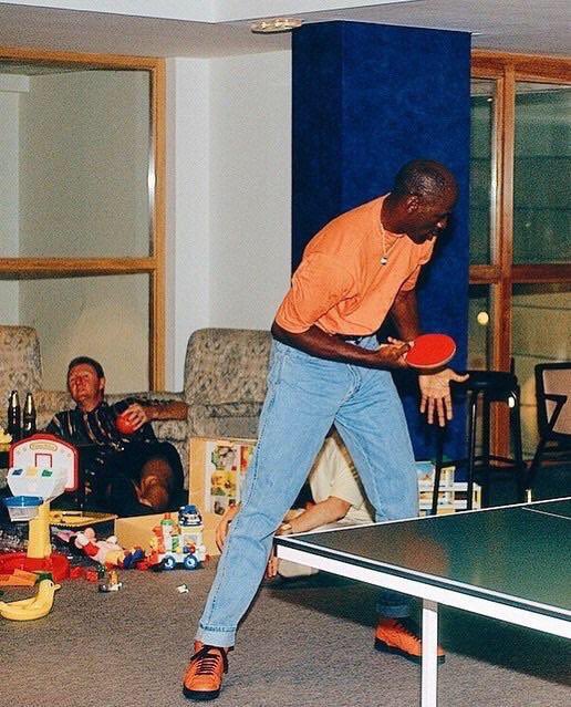 ChiSportsDay's tweet image. MJ playing ping pong with Larry Bird shitfaced in the corner.

HBD to the 🐐