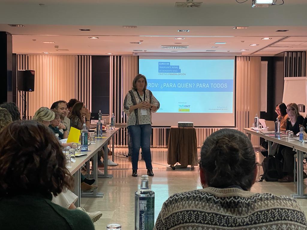 SENefrologia's tweet photo. Curso #TRDV23: analiza a la pareja donante-receptor, ¿para quién es el #trasplante de #donante vivo? ¿Cuándo planteárselo? 📸@AuxiliadoraMaz2 @PrietoVel1 @AManonelles @MCrespoBarrio Ana Aguilera y Guillermo Pedreira https://t.co/xqZJgypJdB