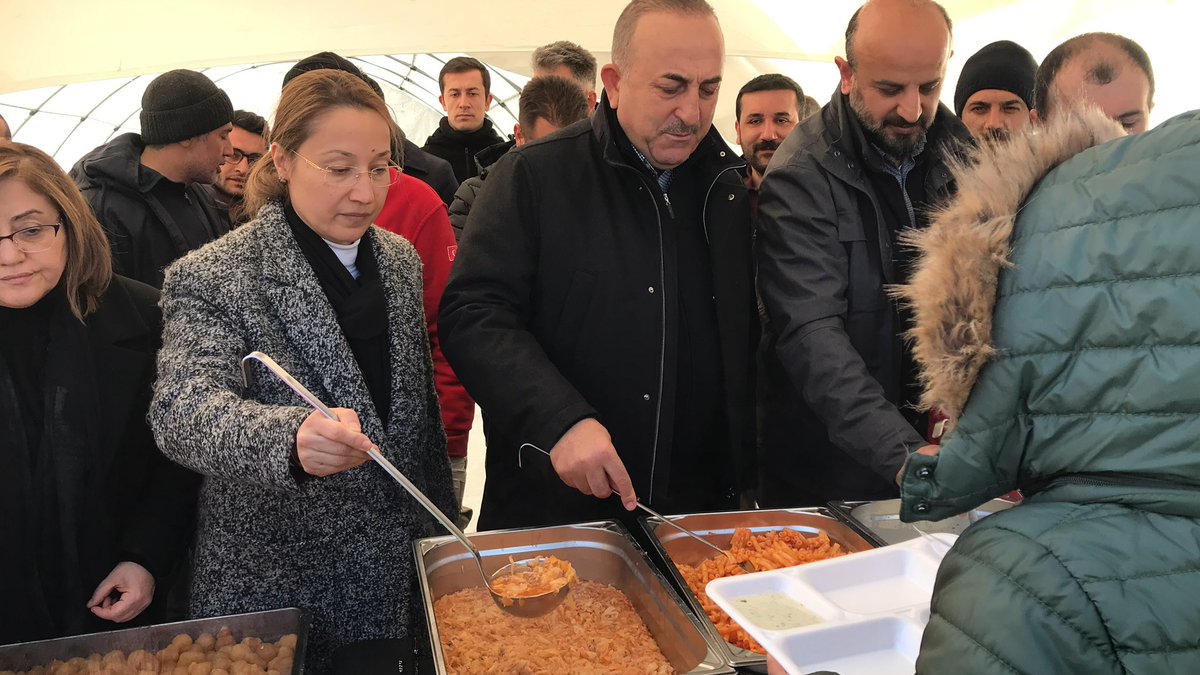 deryabakbak27's tweet photo. #Nurdağı ilçemizde gıda ihtiyaçlarının karşılanması için kurulan Kızılay Çadırında her gün yüzlerce kişiye yemek çıkarılıyor. 🍽️ 🥘 

Sayın Bakanlarımız @MevlutCavusoglu ve @abdulhamitgul, Valimiz, Milletvekillerimiz ve Beld. Bşk ile yemek dağıttık. https://t.co/A5w9D4lMvS