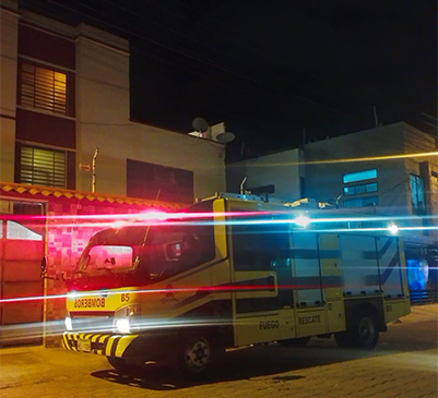 La noche de este jueves 17 de febrero se reportó una #emergencia donde un niño habría caído desde una terraza, conoce más detalles sobre esta atención ingresando en: bit.ly/3YYjDdL

#BomberosRiobamba #TrabajamosPorTuSeguridad