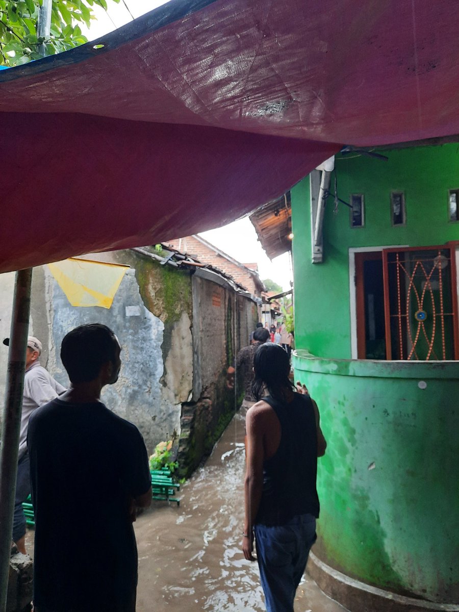 nvastrs's tweet photo. Slmt siang sy mau menyampaikan keluhan jalanan rusak dan banjir di jl Usaha Damai Gang M Oton, Kedaung Wetan, NEGLASARI, sekiranya mohon dibantu pembenaran jalan karna hanya dikonblok didepan saja. Didalam banjir. Berikut foto nya @Kota_Tangerang https://t.co/kPax6bPJtF