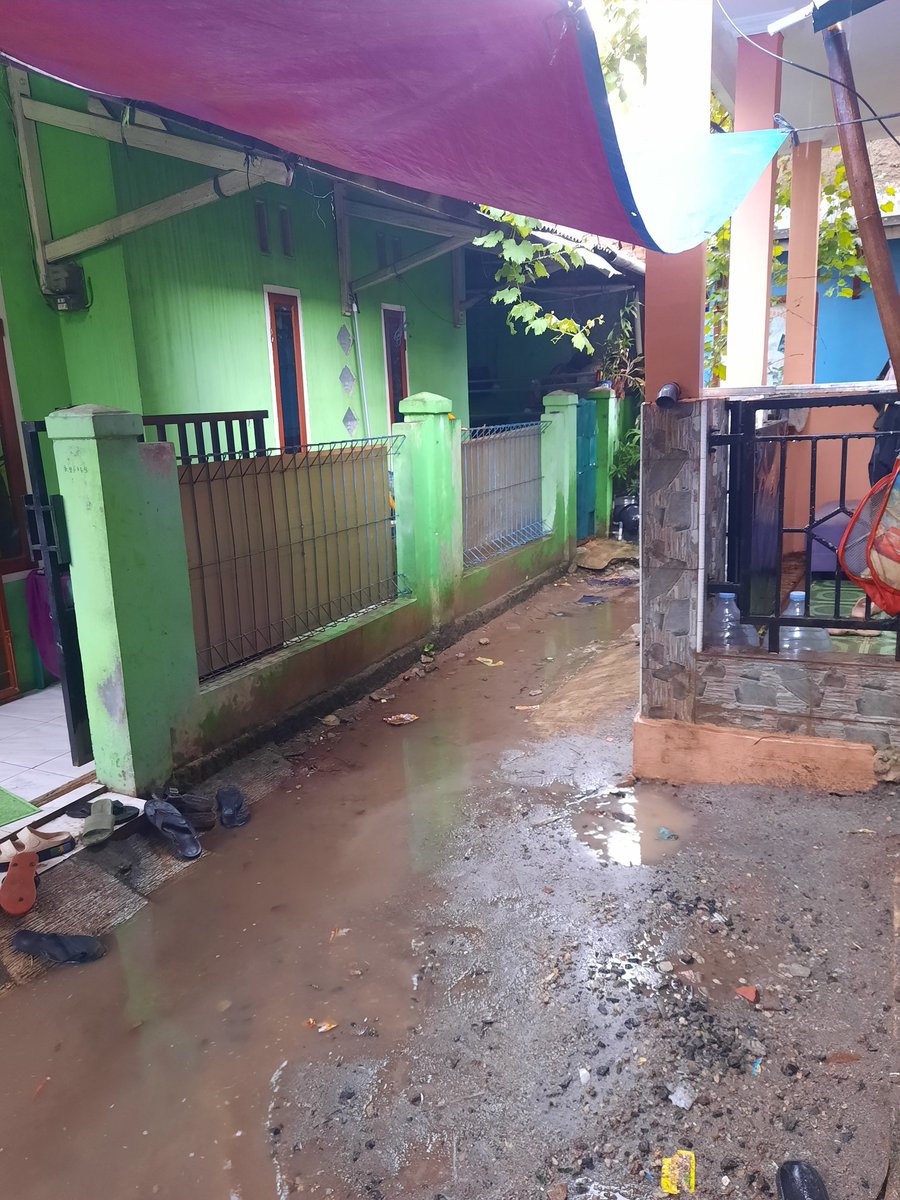 nvastrs's tweet photo. Slmt siang sy mau menyampaikan keluhan jalanan rusak dan banjir di jl Usaha Damai Gang M Oton, Kedaung Wetan, NEGLASARI, sekiranya mohon dibantu pembenaran jalan karna hanya dikonblok didepan saja. Didalam banjir. Berikut foto nya @Kota_Tangerang https://t.co/kPax6bPJtF