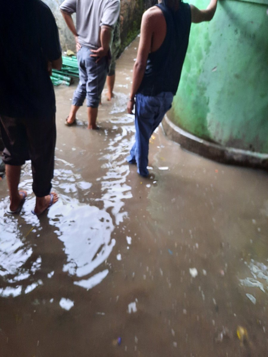 nvastrs's tweet photo. Slmt siang sy mau menyampaikan keluhan jalanan rusak dan banjir di jl Usaha Damai Gang M Oton, Kedaung Wetan, NEGLASARI, sekiranya mohon dibantu pembenaran jalan karna hanya dikonblok didepan saja. Didalam banjir. Berikut foto nya @Kota_Tangerang https://t.co/kPax6bPJtF