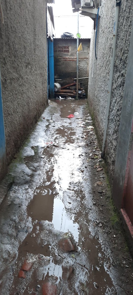 nvastrs's tweet photo. Slmt siang sy mau menyampaikan keluhan jalanan rusak dan banjir di jl Usaha Damai Gang M Oton, Kedaung Wetan, NEGLASARI, sekiranya mohon dibantu pembenaran jalan karna hanya dikonblok didepan saja. Didalam banjir. Berikut foto nya @Kota_Tangerang https://t.co/kPax6bPJtF