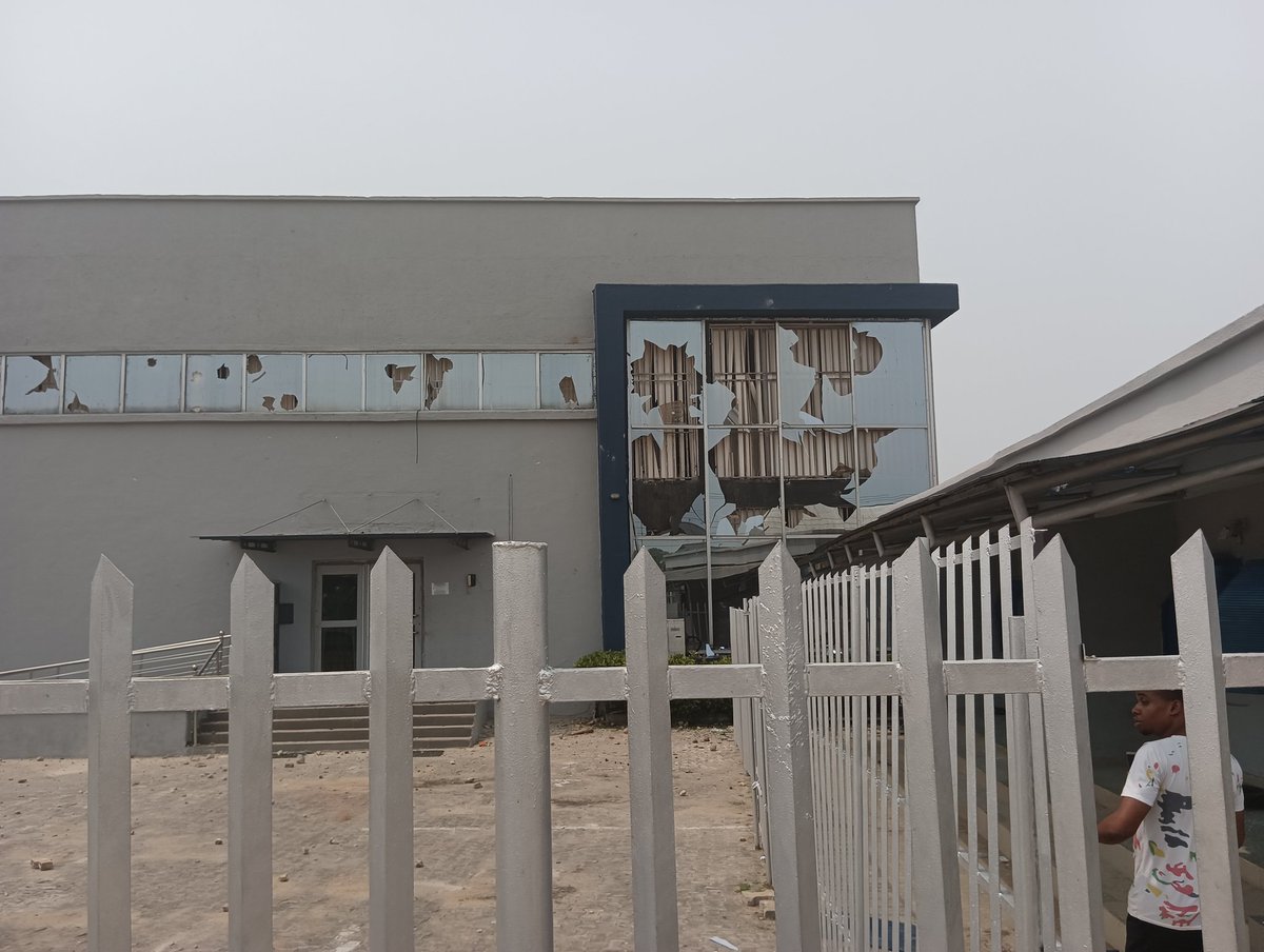 Domesifa's tweet photo. @FirstBankngr Oron branch in Akwa Ibom attacked by protesting youths
#CBN
#Governor
#gistlover
#Nigeria_in_mess https://t.co/KPkZGYBWqg