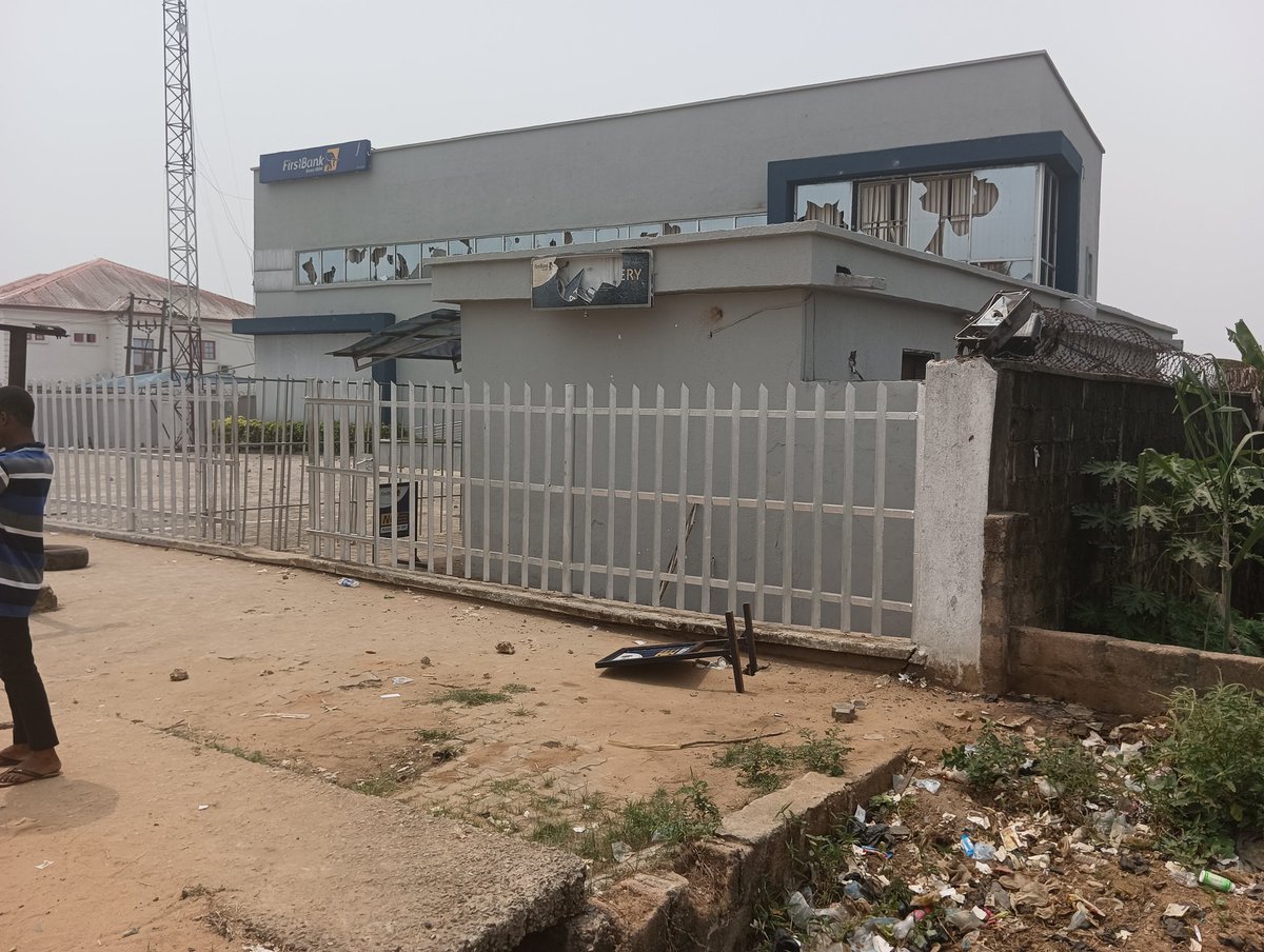 Domesifa's tweet photo. @FirstBankngr Oron branch in Akwa Ibom attacked by protesting youths
#CBN
#Governor
#gistlover
#Nigeria_in_mess https://t.co/KPkZGYBWqg