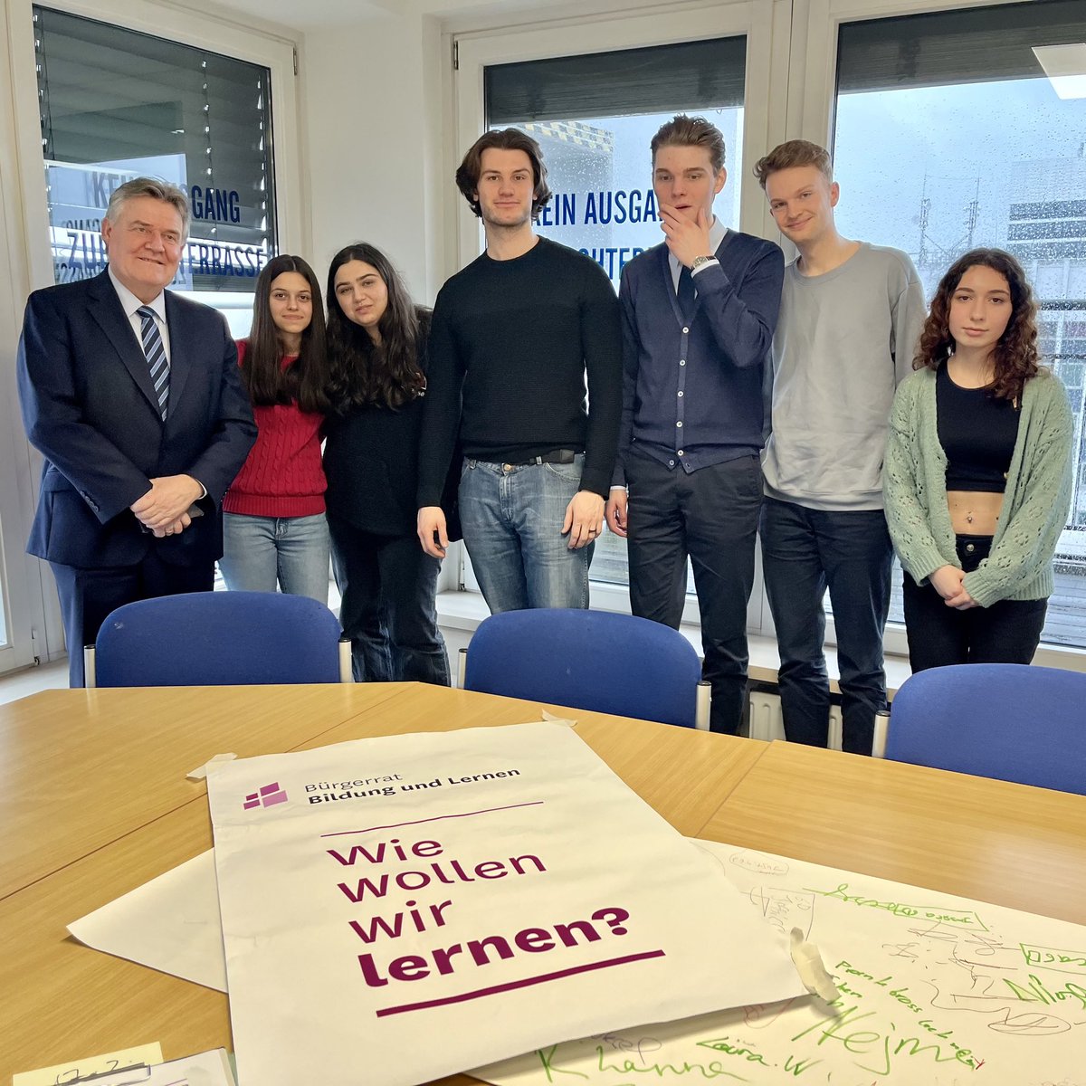 BurgerratLernen's tweet photo. Heute waren wir mit unserem Offenen Brief und vielen Unterschriften aus der Stadtteilschule Bahrenfeld bei Staatsrat Rainer Schulz vom @hh_bsb. Wir haben über die Herausforderungen im Schulsystem diskutiert und gesagt, wie wir #besserlernen ! https://t.co/rfaH9gyEvc