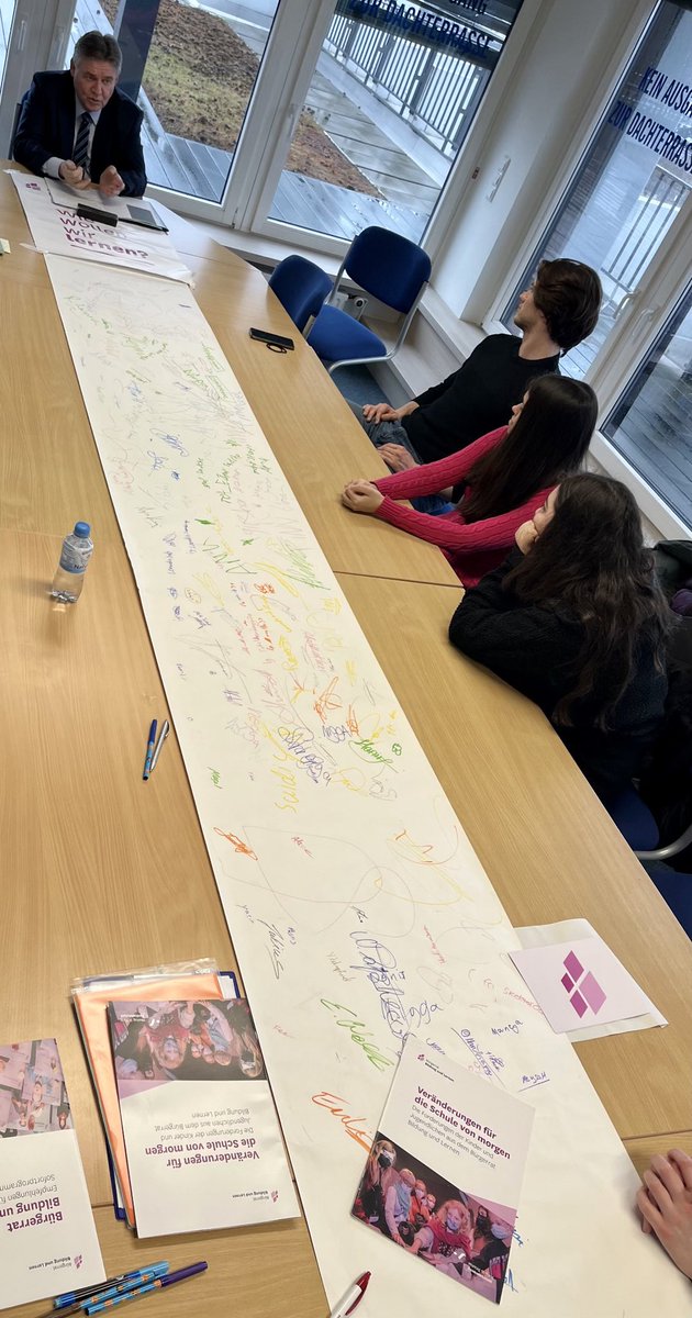 BurgerratLernen's tweet photo. Heute waren wir mit unserem Offenen Brief und vielen Unterschriften aus der Stadtteilschule Bahrenfeld bei Staatsrat Rainer Schulz vom @hh_bsb. Wir haben über die Herausforderungen im Schulsystem diskutiert und gesagt, wie wir #besserlernen ! https://t.co/rfaH9gyEvc